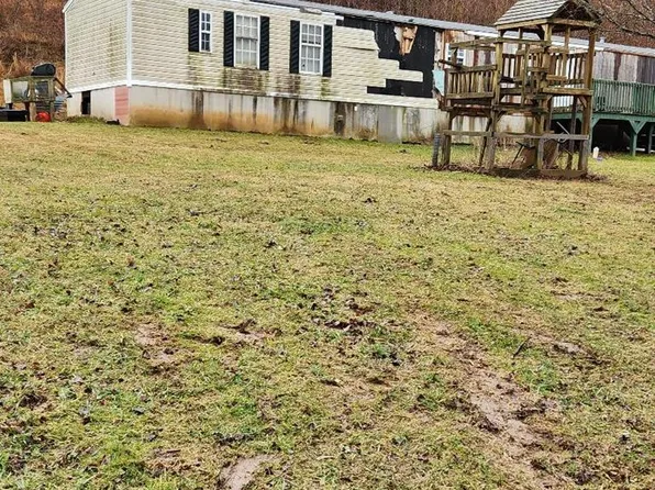 189 Charlie Ln, Pounding Mill, VA 24637