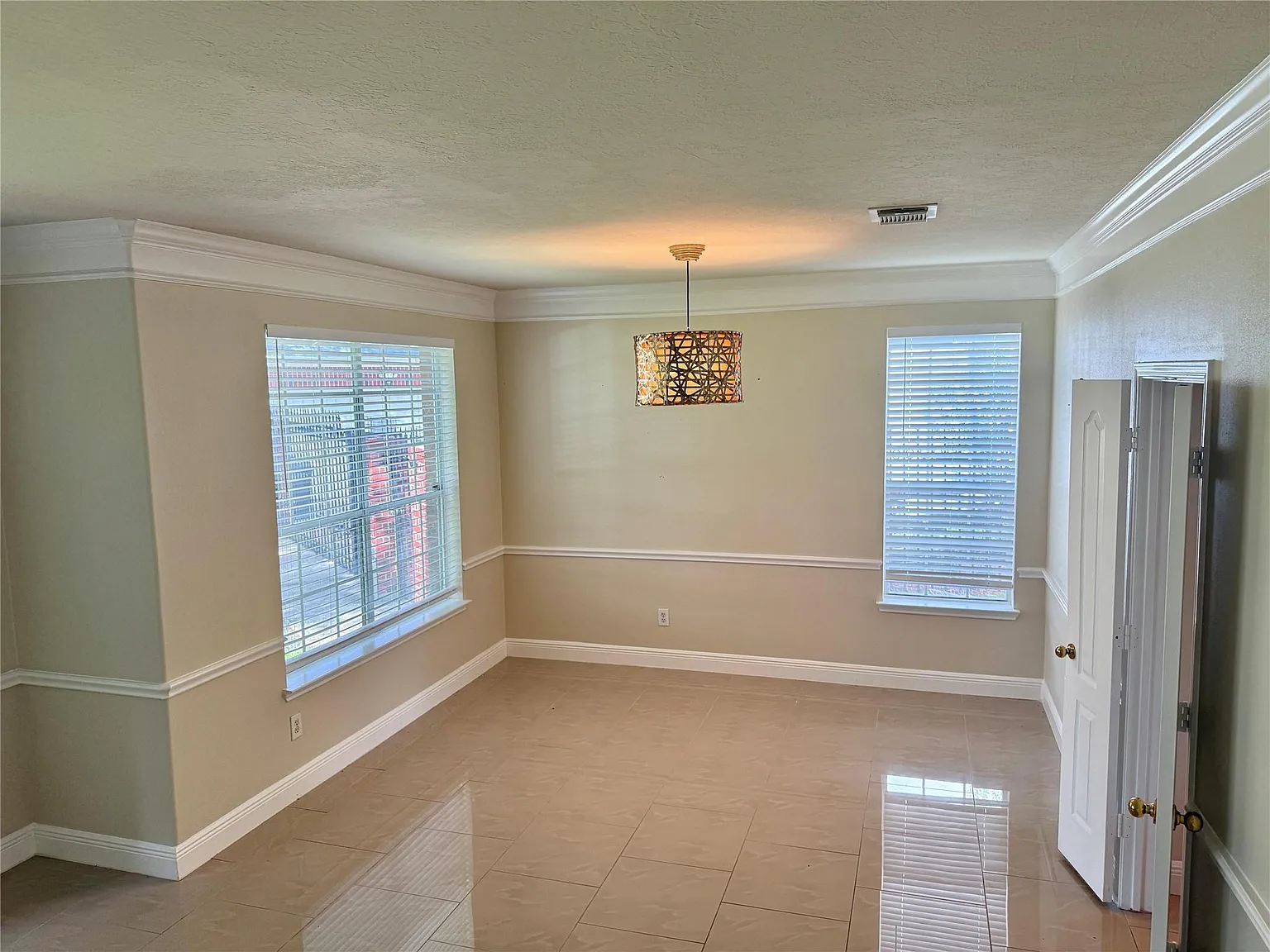 5 bed, 3.5 bath, 3213 sqft, $2,500 — Photo 4