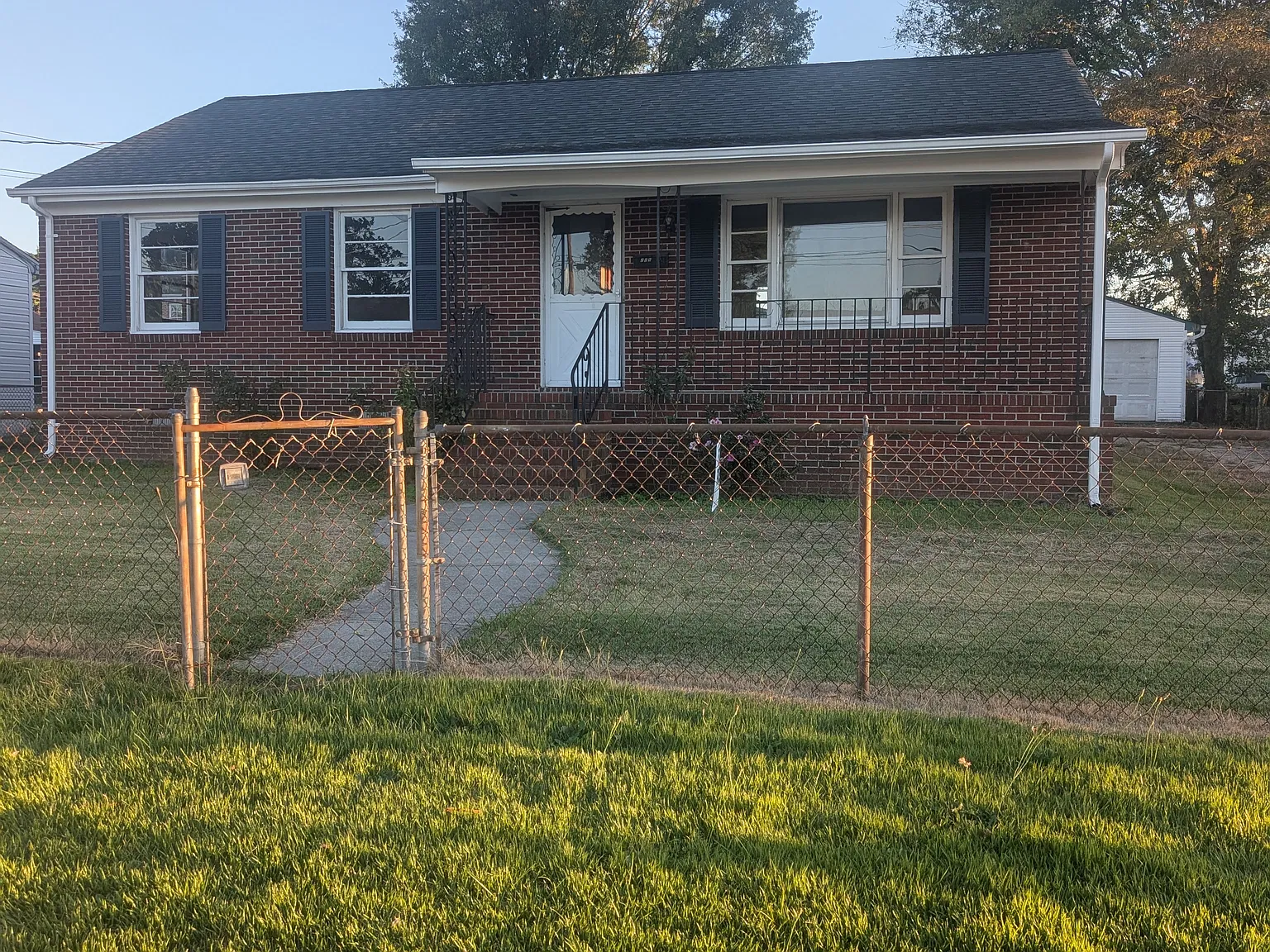 3 bed, 1.5 bath, 1189 sqft, $2,000 — Photo 1