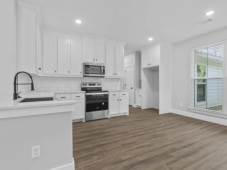 508 W Johnson St — Photo 5