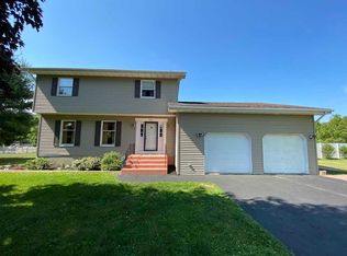 11 Country Meadows Rd, New Paltz, NY 12561