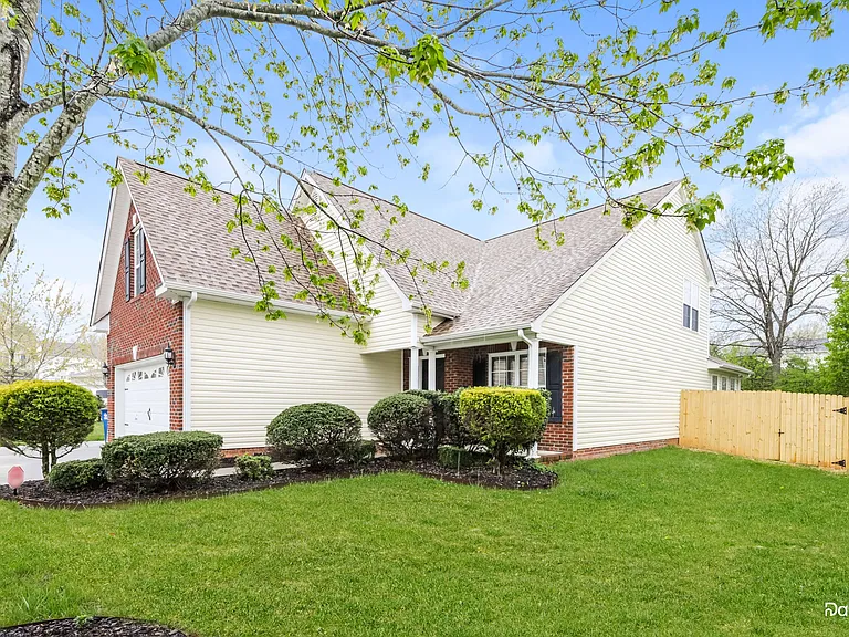 124 Dunbarton Ct — Photo 2