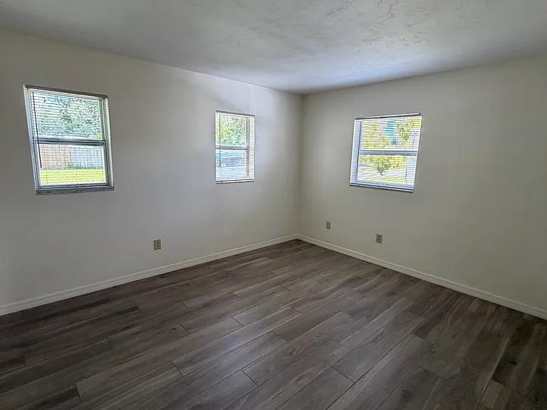 Bedroom with 3 windows