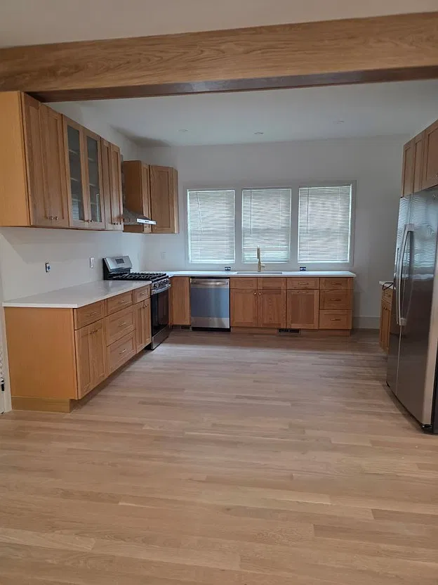 5 bed, 3.5 bath, 2400 sqft, $5,500 — Photo 2