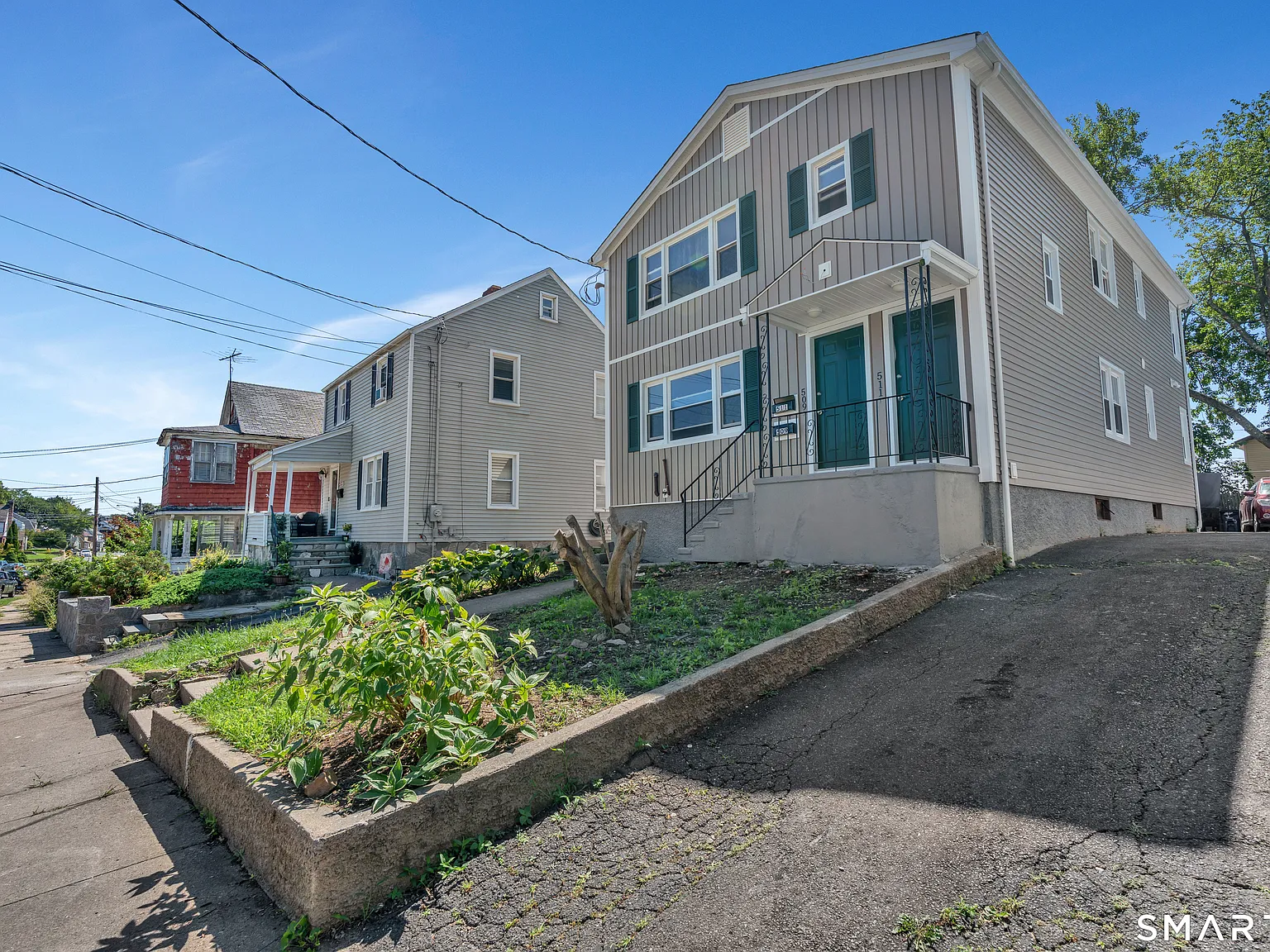 3 bed, 1.0 bath, 2064 sqft, $3,200 — Photo 2