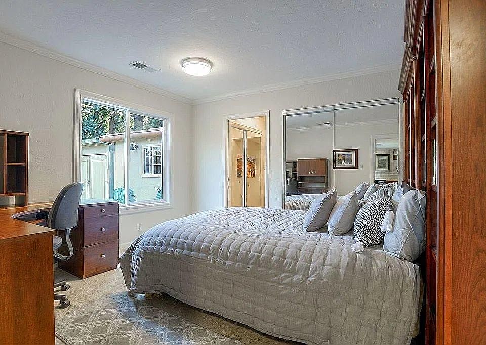 1st image of 391 Oak Ct