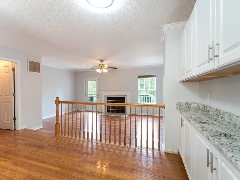 413 Lakeview Ct — Photo 15