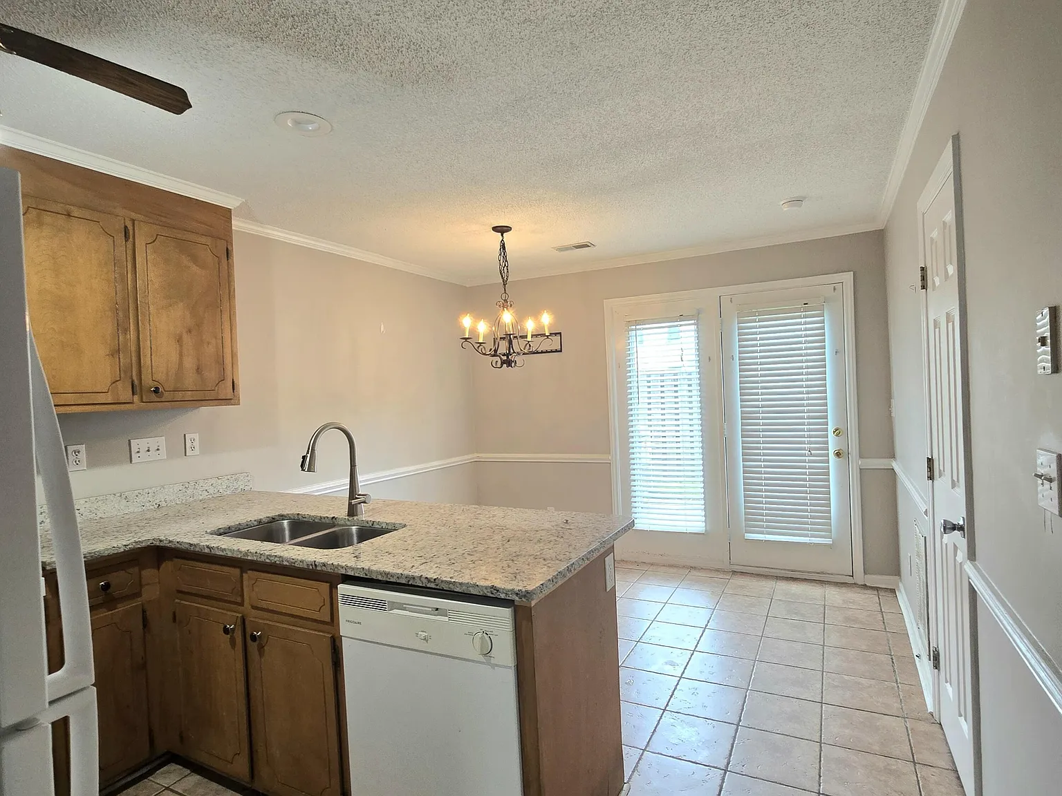 2 bed, 1.5 bath, 1042 sqft, $1,000 — Photo 3