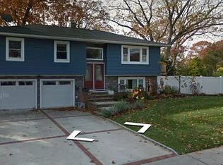 1100 Little Whaleneck Rd, Merrick, NY 11566