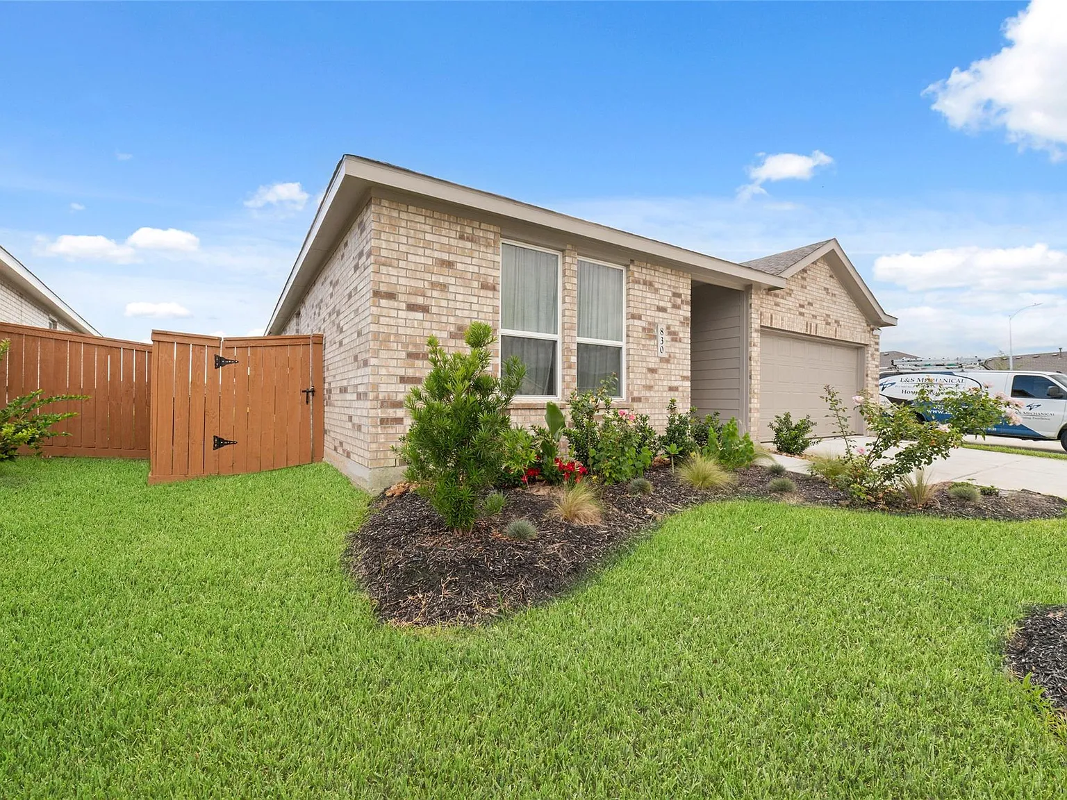 3 bed, 2.0 bath, 2200 sqft, $2,125 — Photo 3