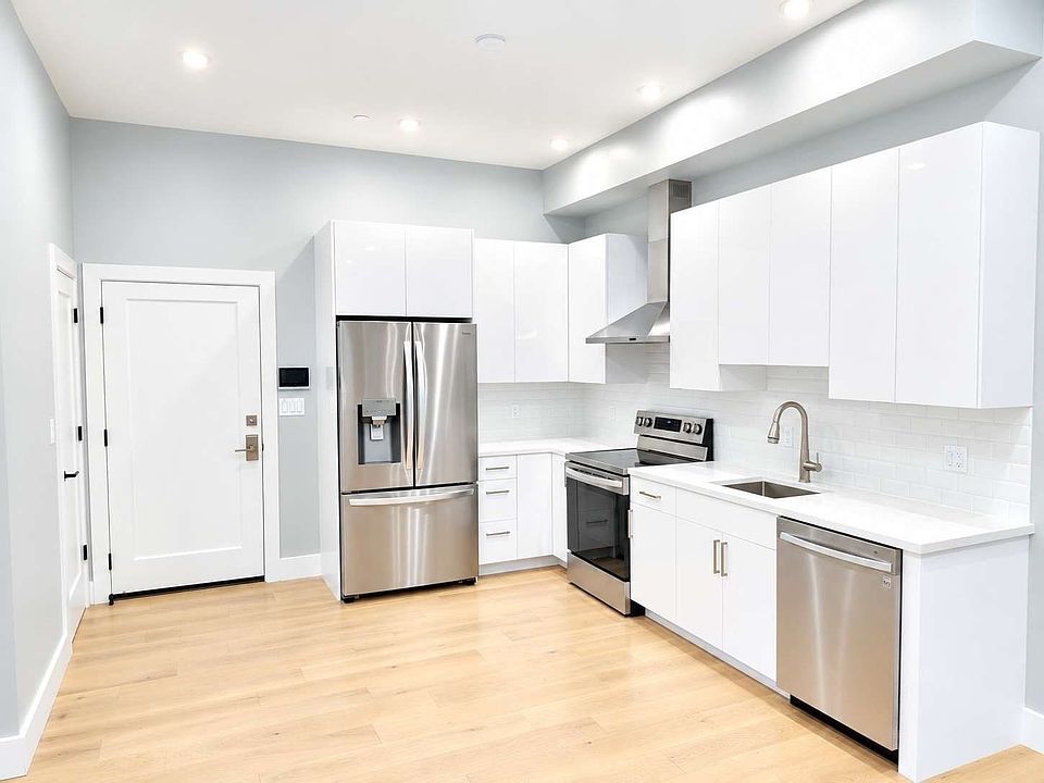 1st image of 60 Cross St E APT 211