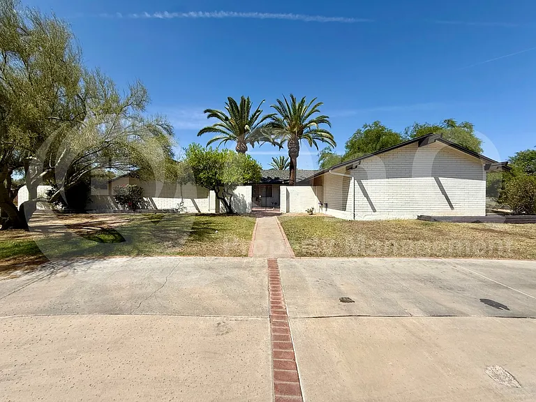 2238 E Montebello Ave — Photo 7