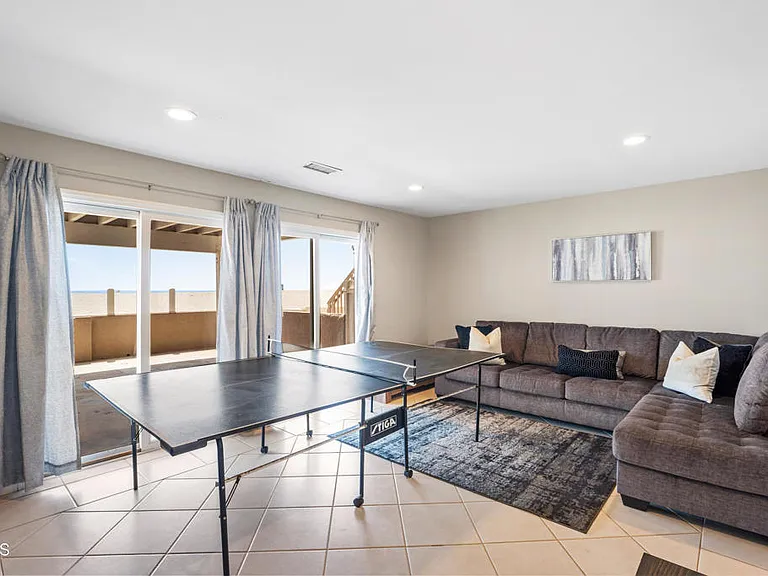 305 Ocean Dr — Photo 34