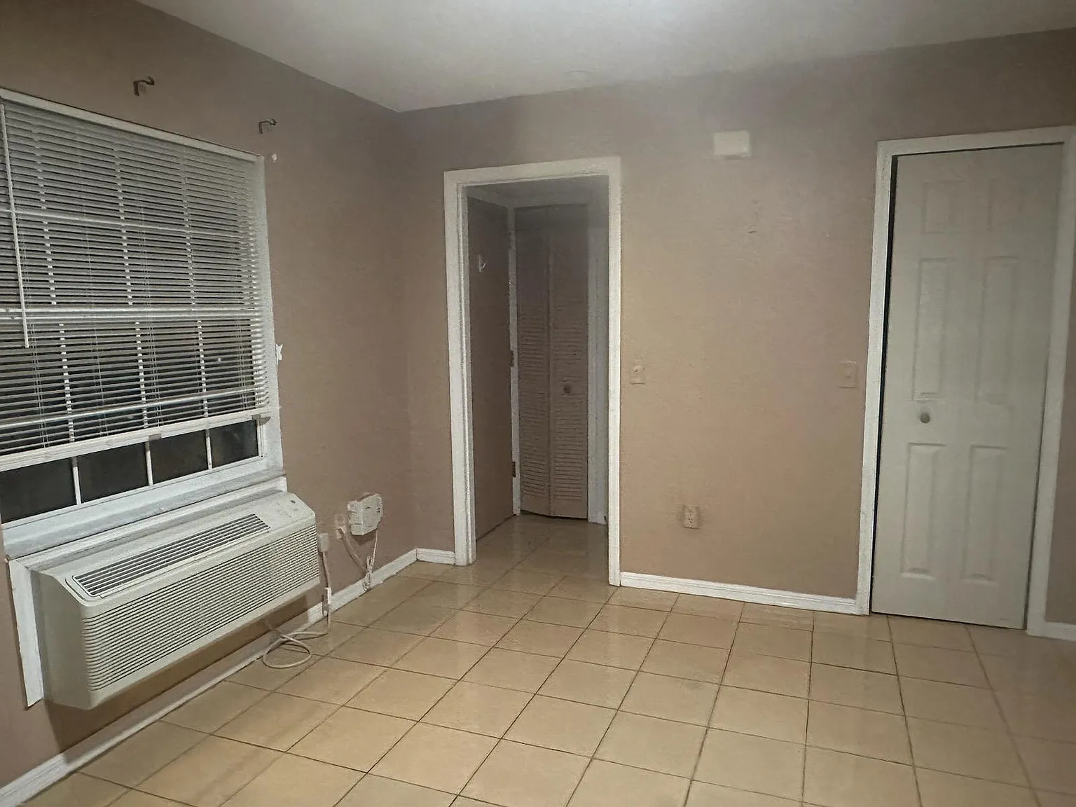 914 Caribbean Dr — Photo 2