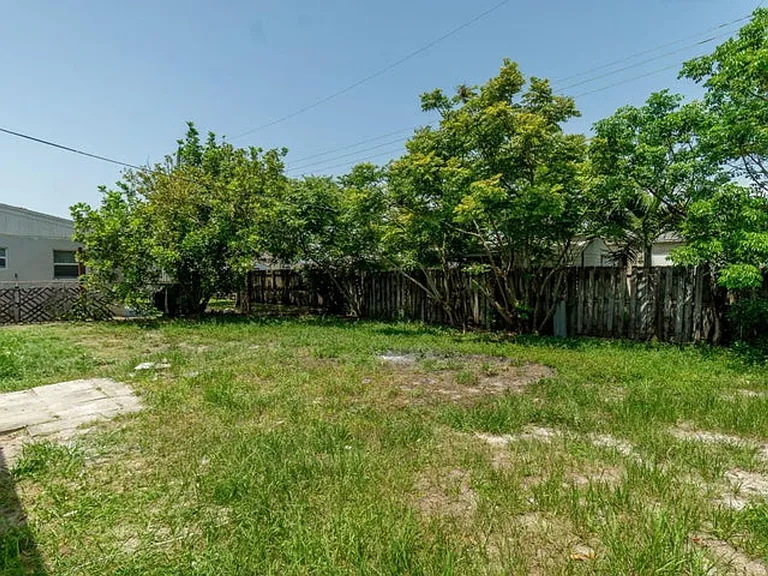 5409 NE 4th Ave — Photo 19