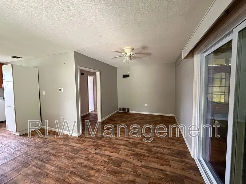 2 bed, 1.0 bath, 864 sqft, $1,950 — Photo 2