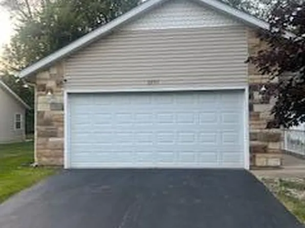2255 Whispering Oaks Ct, Highland, IN 46322