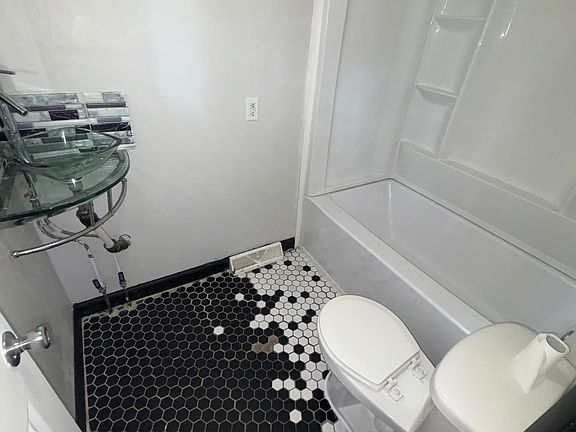 5th image of 705 Broad St #1