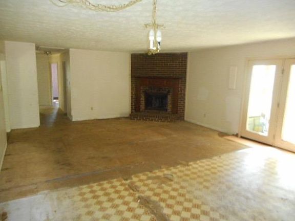 3rd image of 2050 McGee Ln