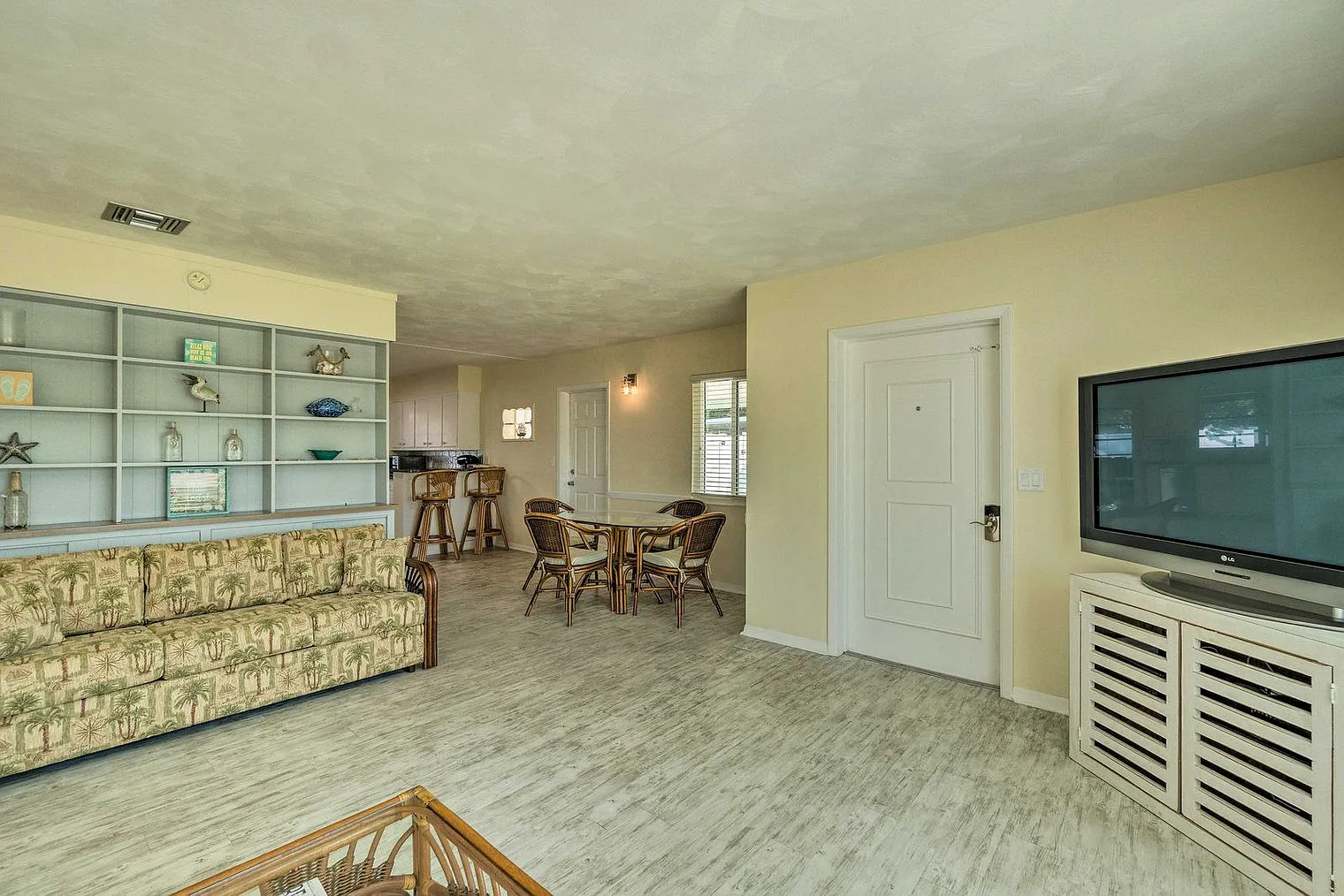 2 bed, 1.0 bath, 1097 sqft, $4,741 — Photo 3