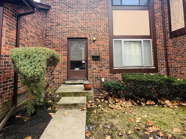 18W217 Standish Ln, Villa Park, IL 60181