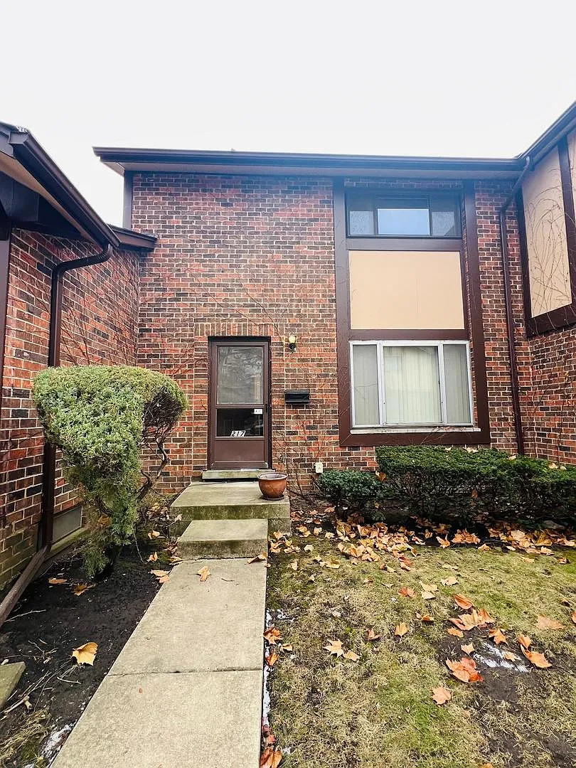 18W217 Standish Ln photo 1