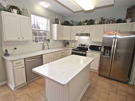 2nd image of 605 Cahill Ln