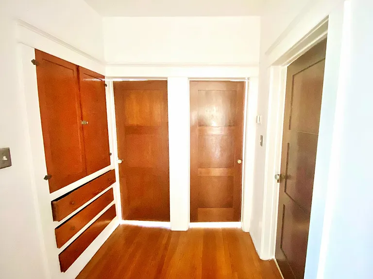 361 S Berendo St — Photo 14