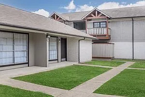 Estrella Park Apartments — Photo 1
