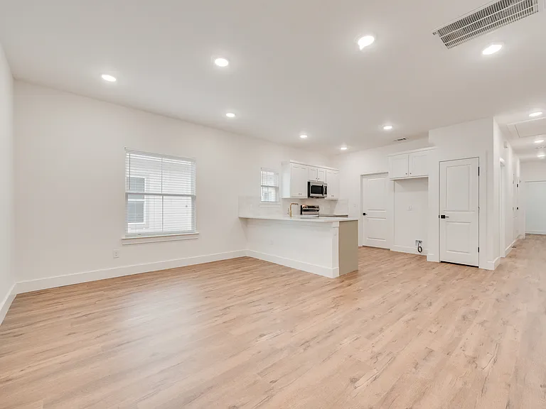 913 E 10th St #1 — Photo 3