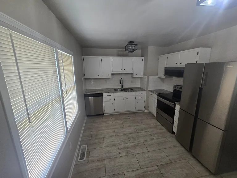 1118 Maywood Dr — Photo 3