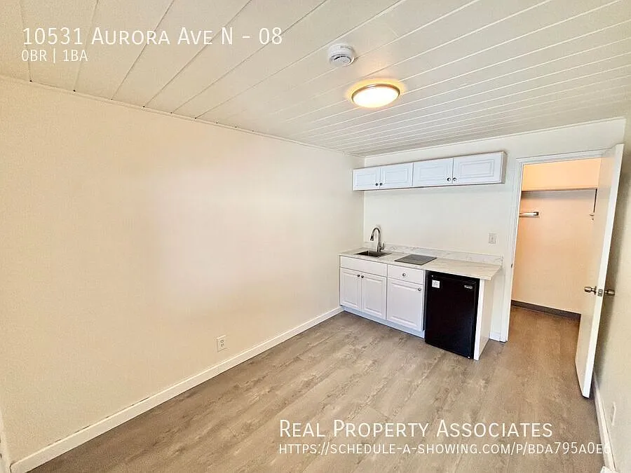 Minimalist Studio Near Green Lake! **Parking Available — Photo 3