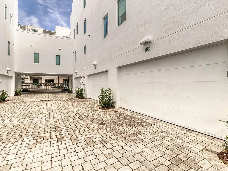 727 NE 4th Ave — Photo 24