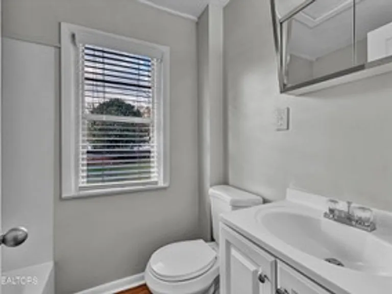 219 W Fairview Rd — Photo 9