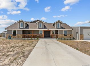 205 Country View Ln, La Vernia, TX 78121