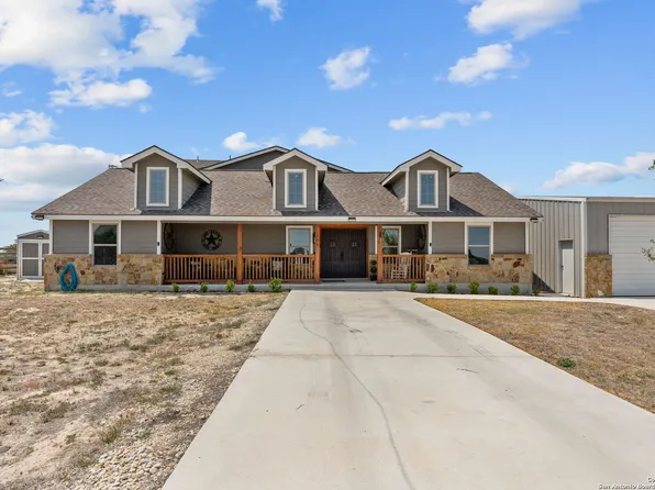 205 Country View Ln, La Vernia, TX 78121