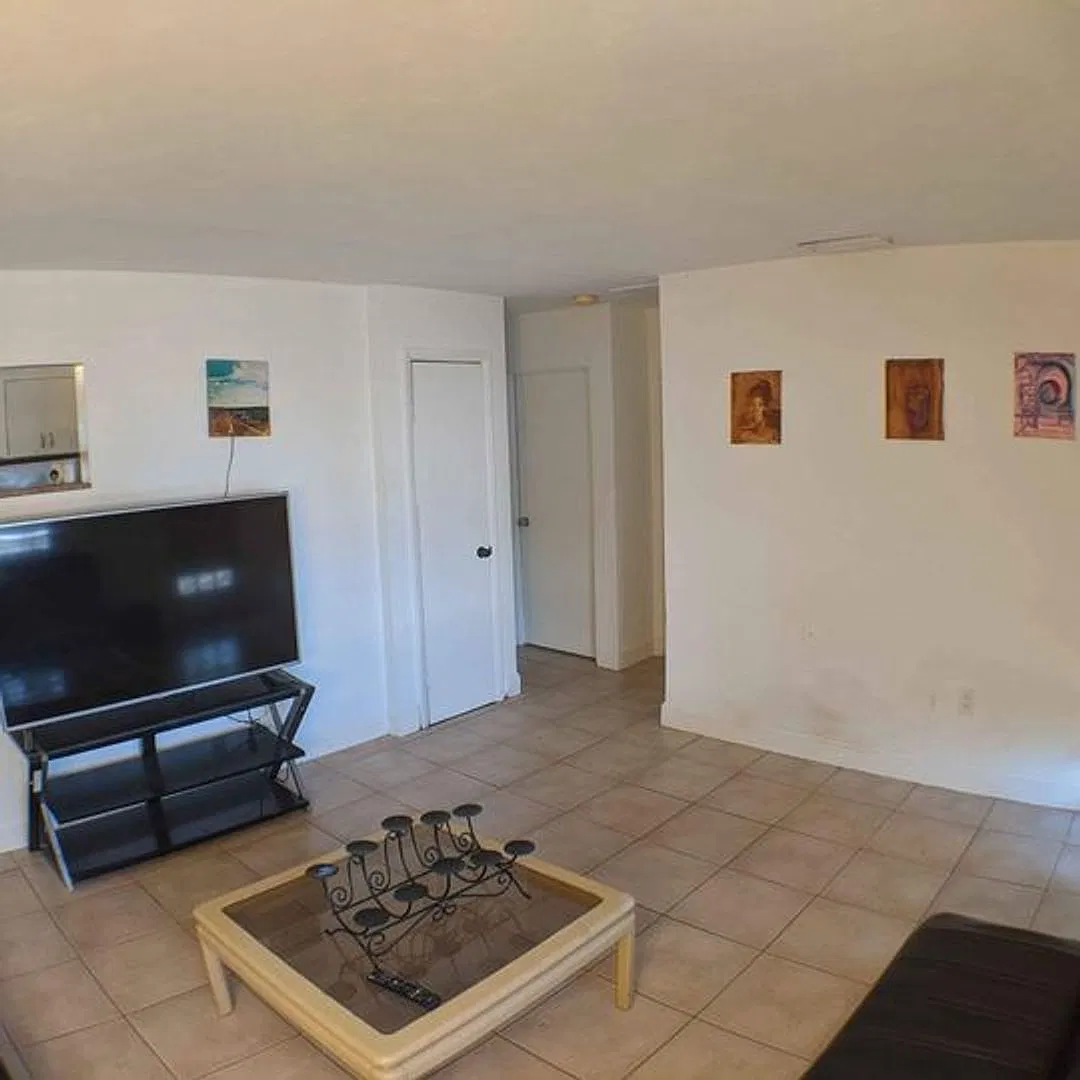 1637 Devonshire Ln — Photo 4