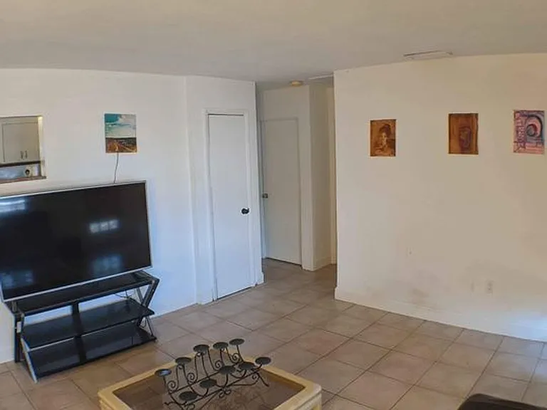 1637 Devonshire Ln — Photo 4