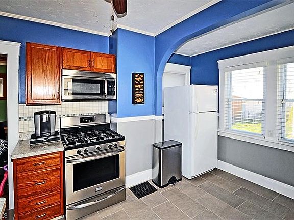 4th image of 1428 Larchmont Ave