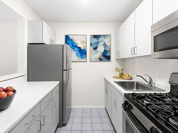 3rd image of 445 W 19th St APT 5C