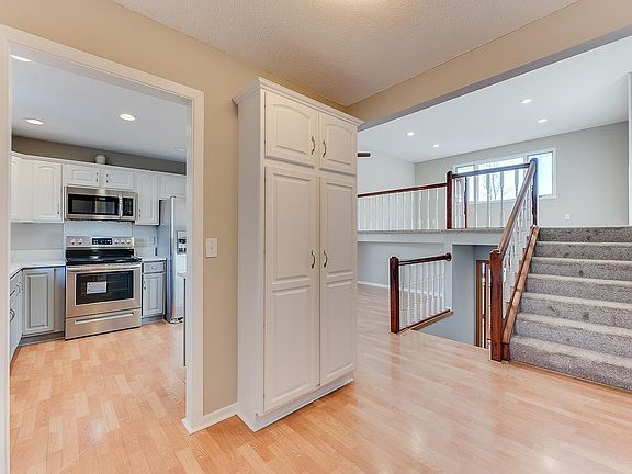 2nd image of 909 W 158th St