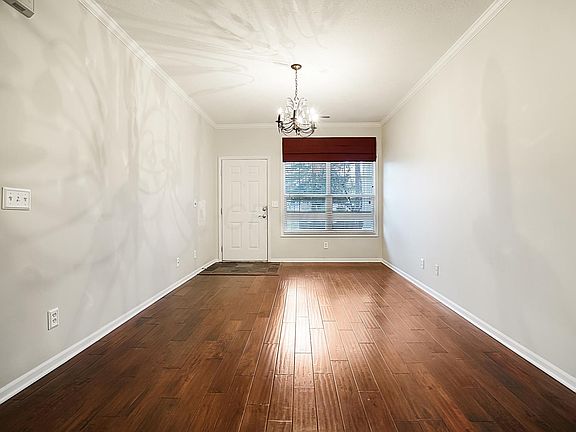 3rd image of 1175 Park Dr