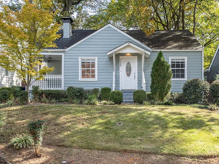 211 Sisson Ave NE — Photo 1