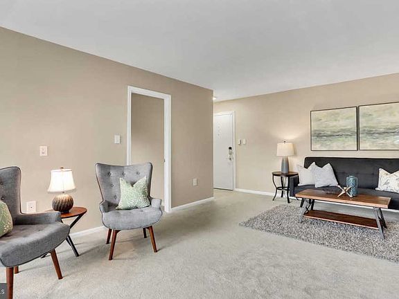 5th image of 5614 Bloomfield Dr APT 202