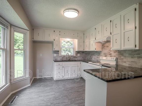 4th image of 11917 Sycamore Ave