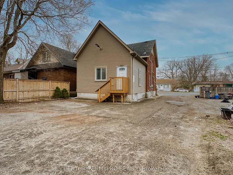 724 Adelaide St N #LOWER — Photo 13