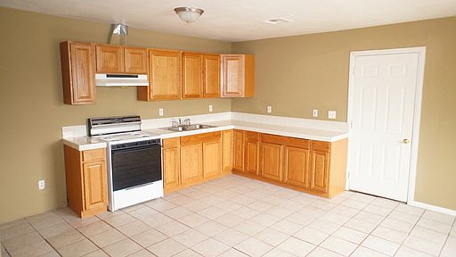 2nd image of 863 Hart Ave