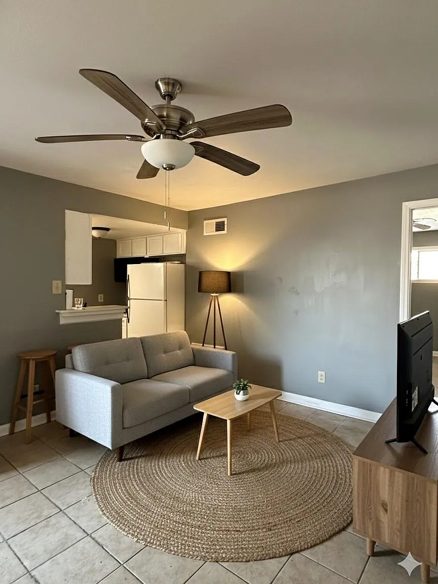 1 bed, 1.0 bath, $900 — Photo 1