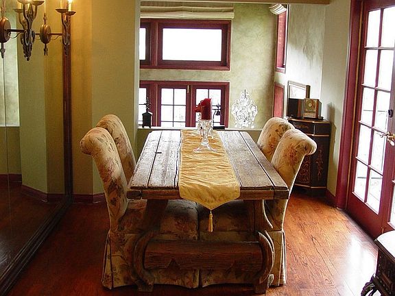 Dining room  with Frech doors leading to balcony