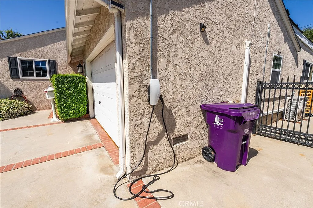 3 bed, 1880 sqft, $5,995 — Photo 3